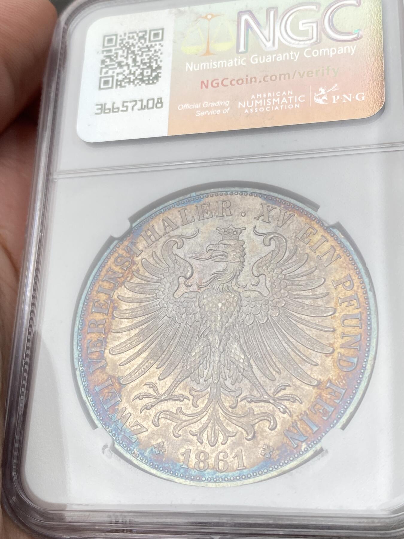 万国钱币拍卖第060期（万国六十期纪念大拍） NGC MS63 1861德国法兰克福自由市少女2泰勒 自由市经典品种 令人赏心悦目的双面香槟金幻蓝环彩极美包浆 可遇不可求的顶级状态 