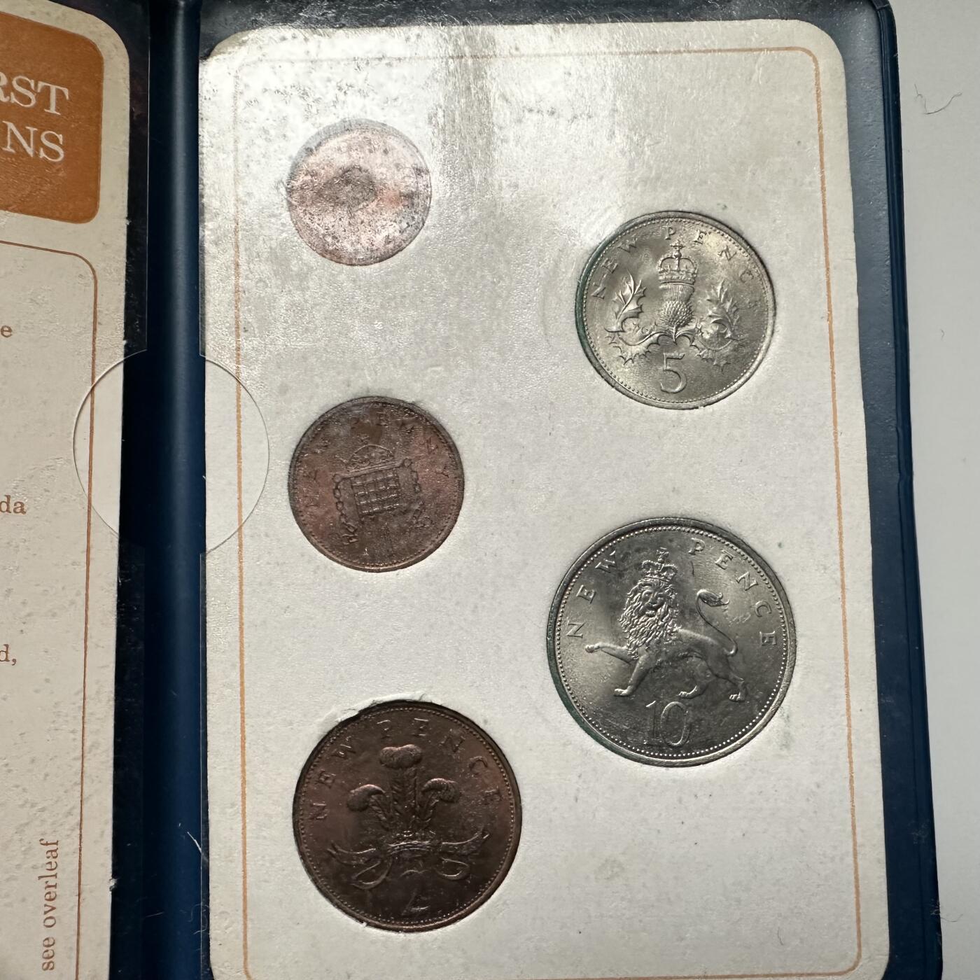 🌹外币初藏🌹🐯2026年第13场  每周二四六晚8️⃣点 接代拍 英国十进制新便士五枚套原装册 a