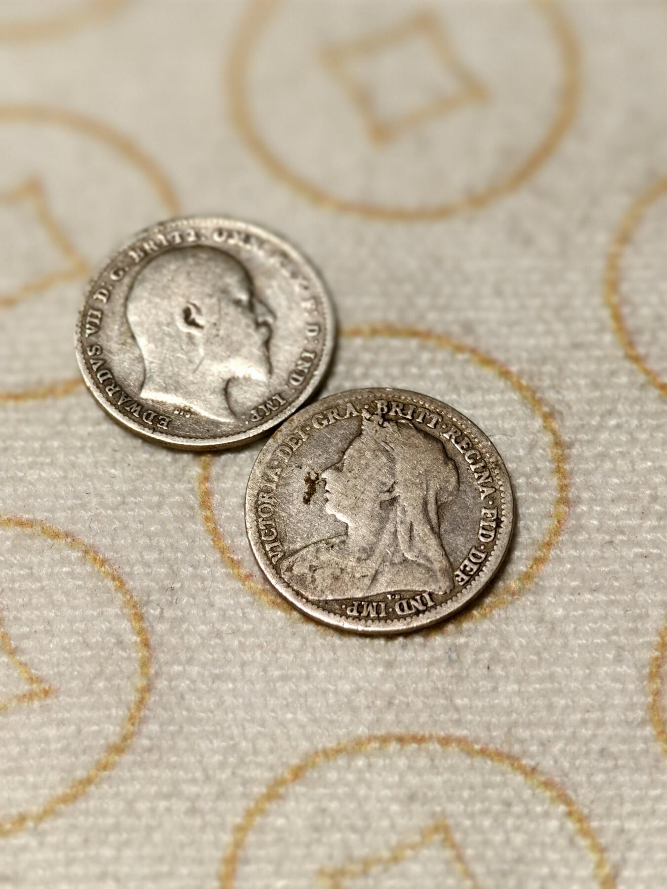 抚柳草堂-第十一期章牌钱币  奖章勋章限时免佣 满百包邮 放漏专场 1898 1902维多利亚 爱德华七世3便士银币两枚 流通好品 重2.6g