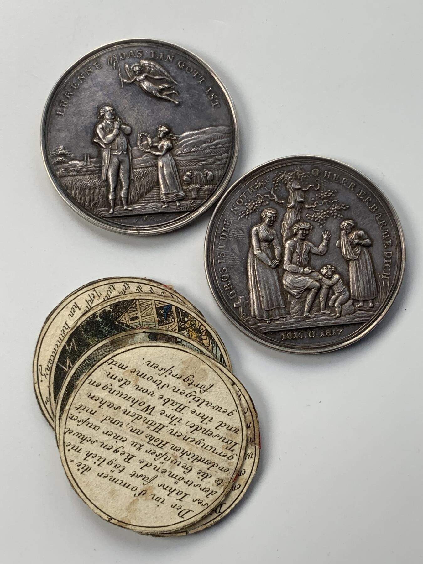 掌中浮雕-藏着的欧洲第051场 1817年银质插图章 , 类似于一个盒子，可以打开，里面有八张圆形纸片，49.5mm，25g