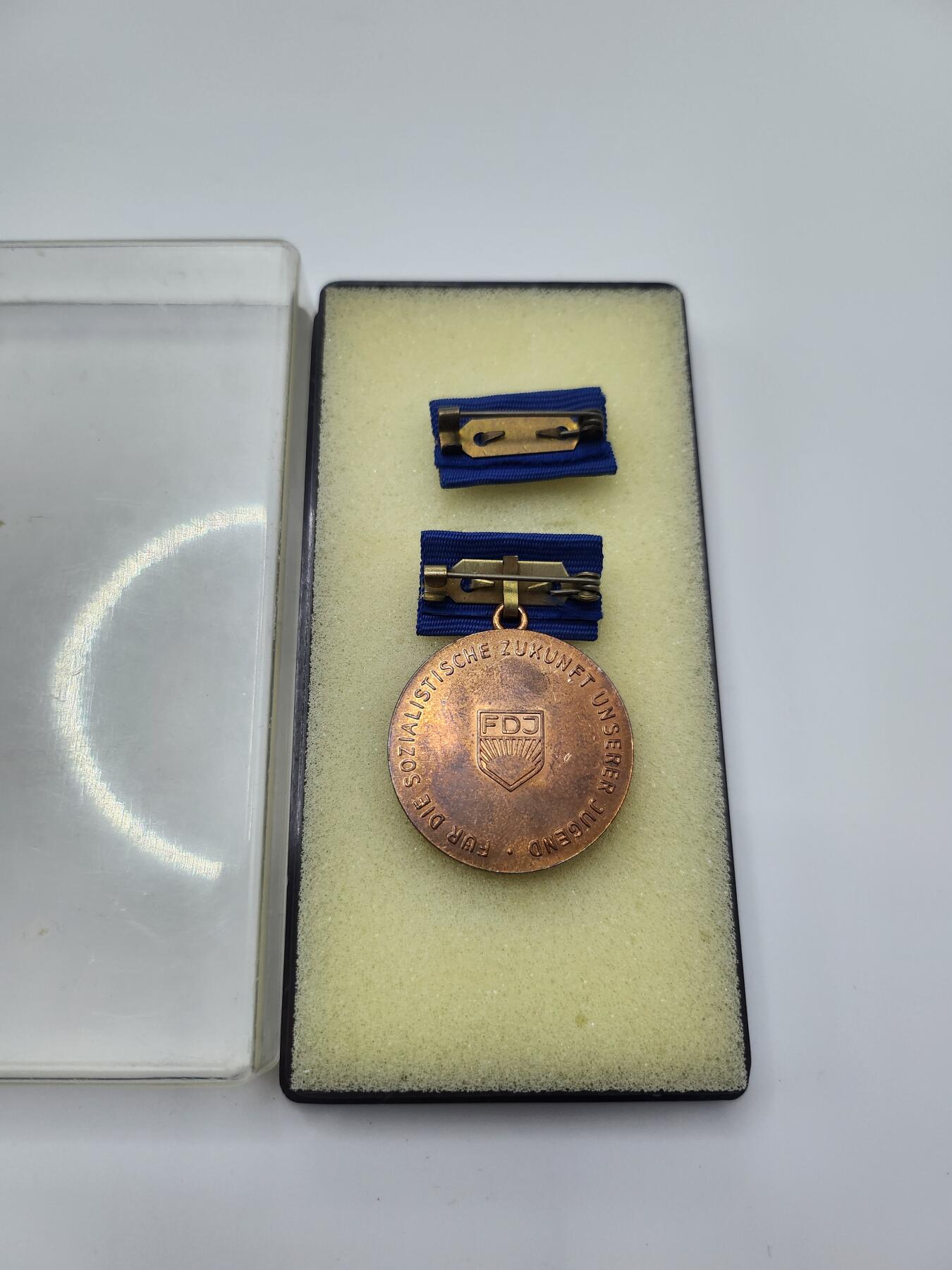南水社首场拍卖 民主德国德意志自由青年同盟铜级阿图尔·贝克奖章 盒略章齐全 完好