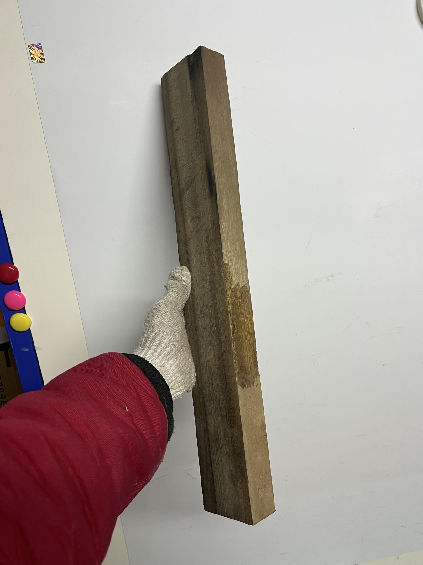 零元拍：NO.15 乌木金丝楠 可做镇尺 切牌子，无需打磨就已经金光闪闪。满金丝药香，尺寸约：49.5/7/3.5厚CM。