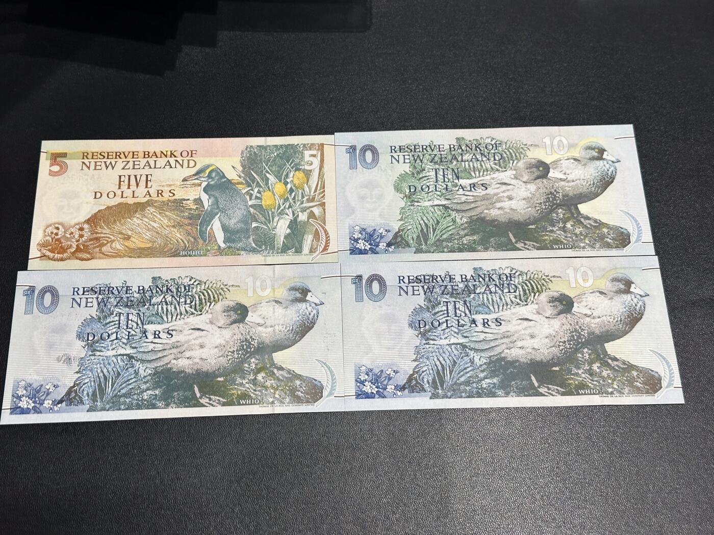 《外钞收藏家》第六百零五期（精选场）（本平台长期征集拍品、欢迎藏友们联系合作） 新西兰5和10元 2张AA冠+1张10元无47尾88+1张10元补号 全新UNC 有一张边上轻微潮