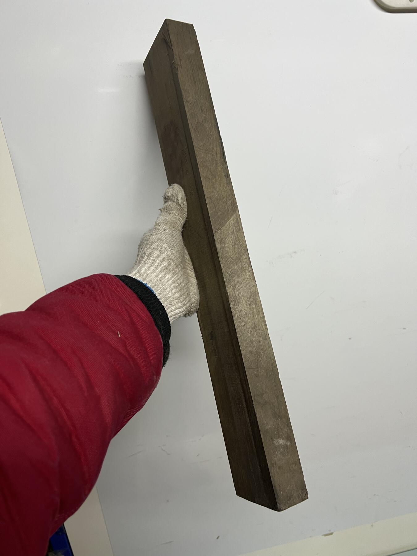 零元拍：NO.15 乌木金丝楠 可做镇尺 切牌子，无需打磨就已经金光闪闪。满金丝药香，尺寸约：49.5/7/3.5厚CM。