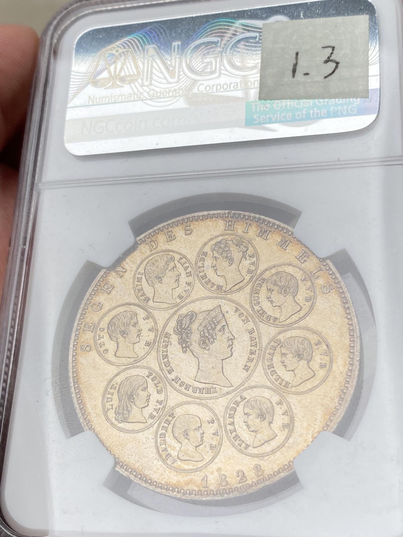 万国钱币拍卖第060期（万国六十期纪念大拍） NGC MS63 1828年巴伐利亚路德维希一世皇室全家福历史大泰勒 在路一最小儿子出生后 为祈祷整个皇室幸福安康 路德维希一世敕令发行此枚历史泰勒 皇室成员头像上方铭文意为“上天的祝福”著名的沙俄家族卢布便是以此为蓝本设计 双面香槟金彩收藏级品质