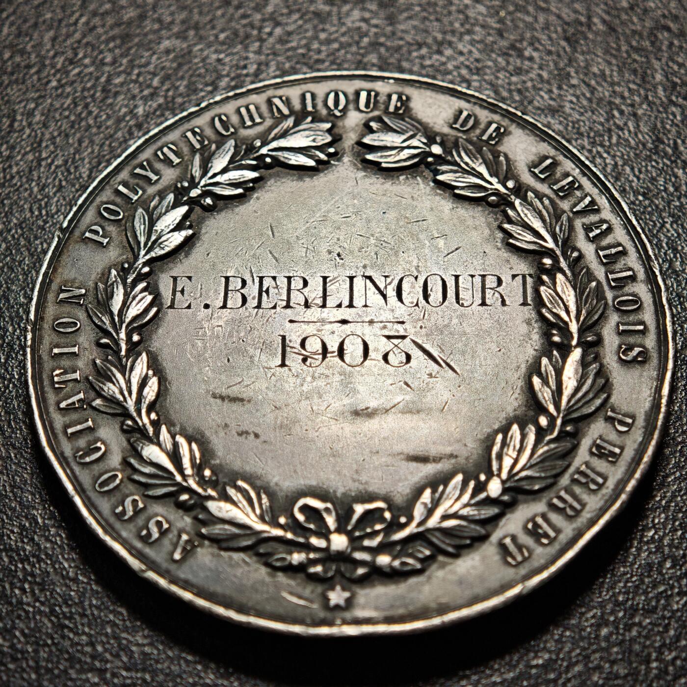 【德藏】世界币章拍卖第163期（拍品征集中~欢迎藏友联系） 1908年 法兰西勒瓦卢瓦-佩雷理工协会自由、平等、博爱大银章 正面是头戴光芒四射的冠冕、手持麦穗与橄榄枝的‌玛丽安娜站立形象和两位小天使，背面是背面是橄榄枝交叉形成的花环和文字，少见品种 直径约：50.8mm；重约：60.5g