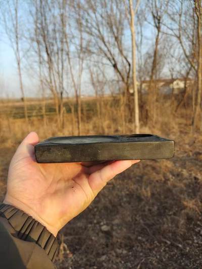 清代老石砚台，双池设计，雕刻图案，石质厚重，整体厚重感强。尺寸具体见图。老物件，有正常使用痕迹，边角有磕碰，品相看看图，所见即所得 - 清代老石砚台，双池设计，雕刻图案，石质厚重，整体厚重感强。尺寸具体见图。老物件，有正常使用痕迹，边角有磕碰，品相看看图，所见即所得