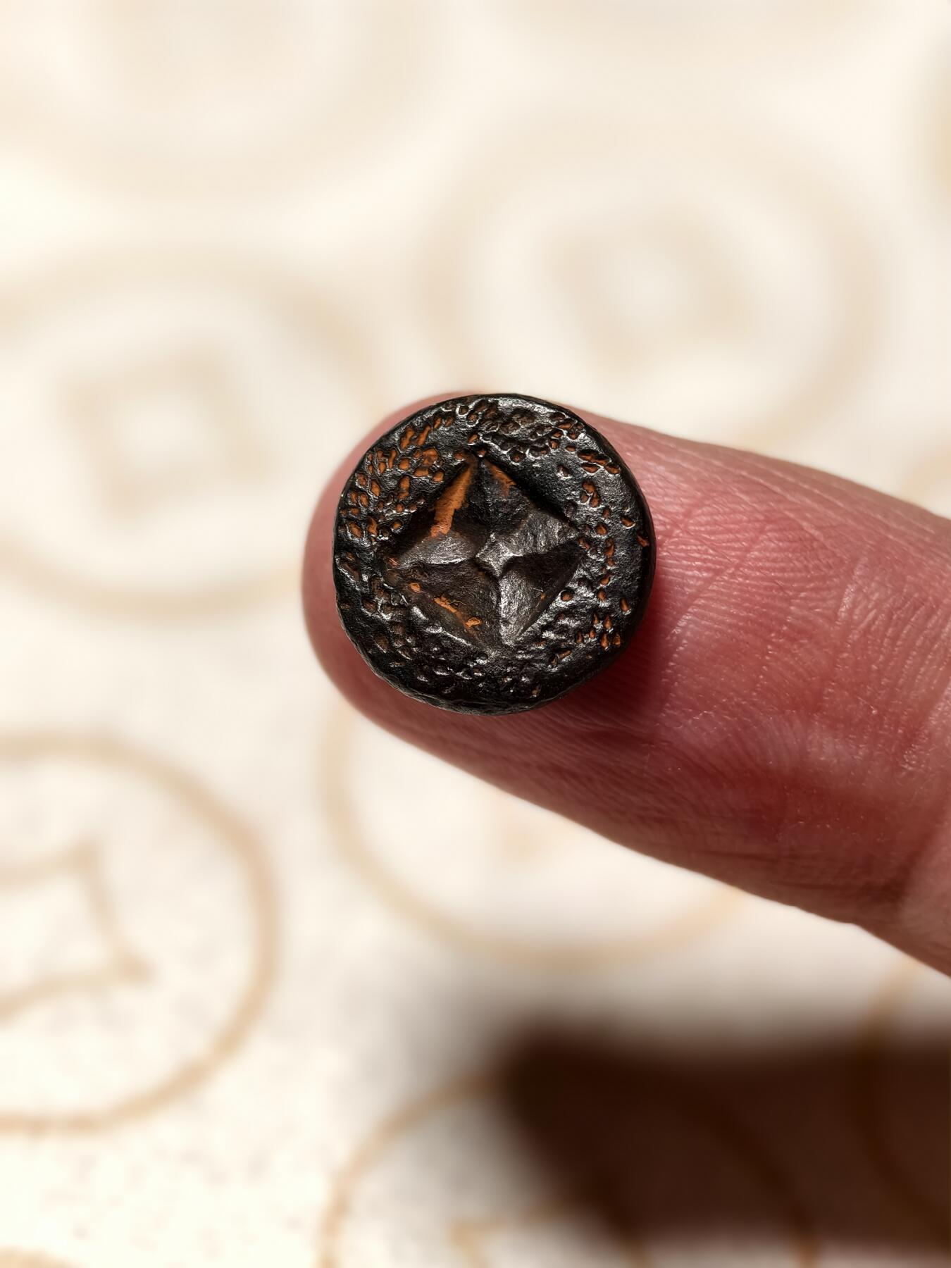 抚柳草堂-第十一期章牌钱币  奖章勋章限时免佣 满百包邮 放漏专场 三佛齐王国末期至满者伯夷王国早期打制小银币 1.4g重 正面有檀香花徽记，背面爪哇岛文，面值1 Unit或称Masa