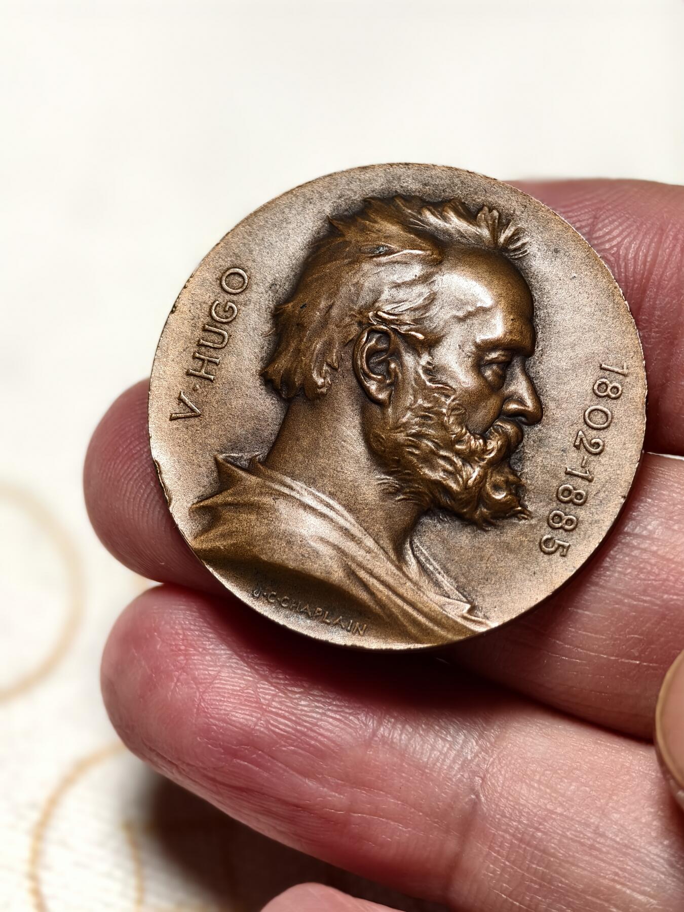抚柳草堂-第十一期章牌钱币  奖章勋章限时免佣 满百包邮 放漏专场 1902法国文豪维克多·雨果诞辰百年大铜章  大师夏普兰作品  直径34mm   重量17.6g