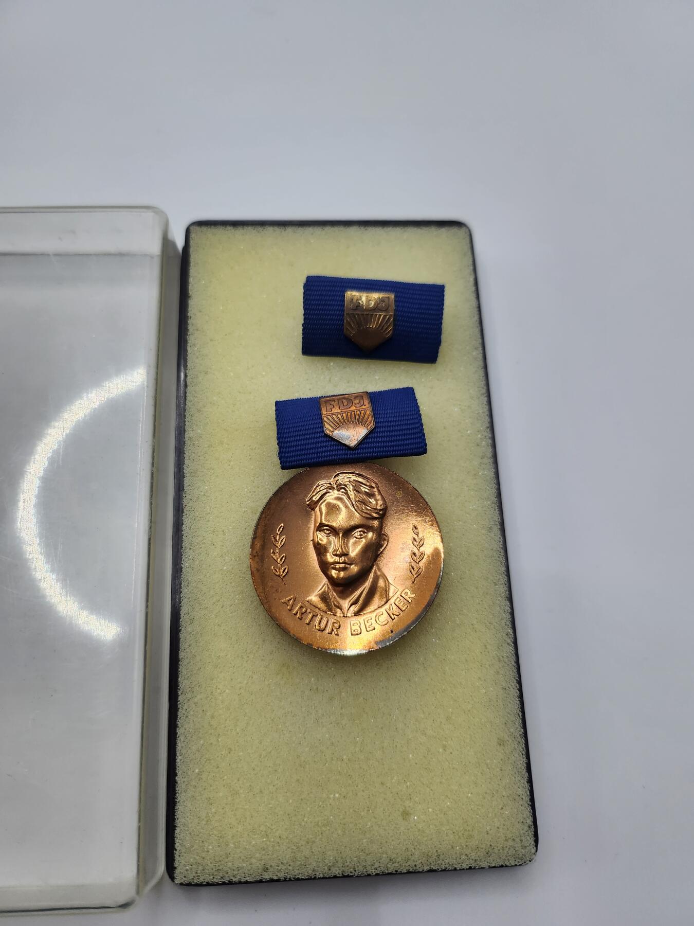 南水社首场拍卖 民主德国德意志自由青年同盟铜级阿图尔·贝克奖章 盒略章齐全 完好