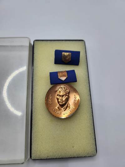 南水社首场拍卖 - 民主德国德意志自由青年同盟铜级阿图尔·贝克奖章 盒略章齐全 完好