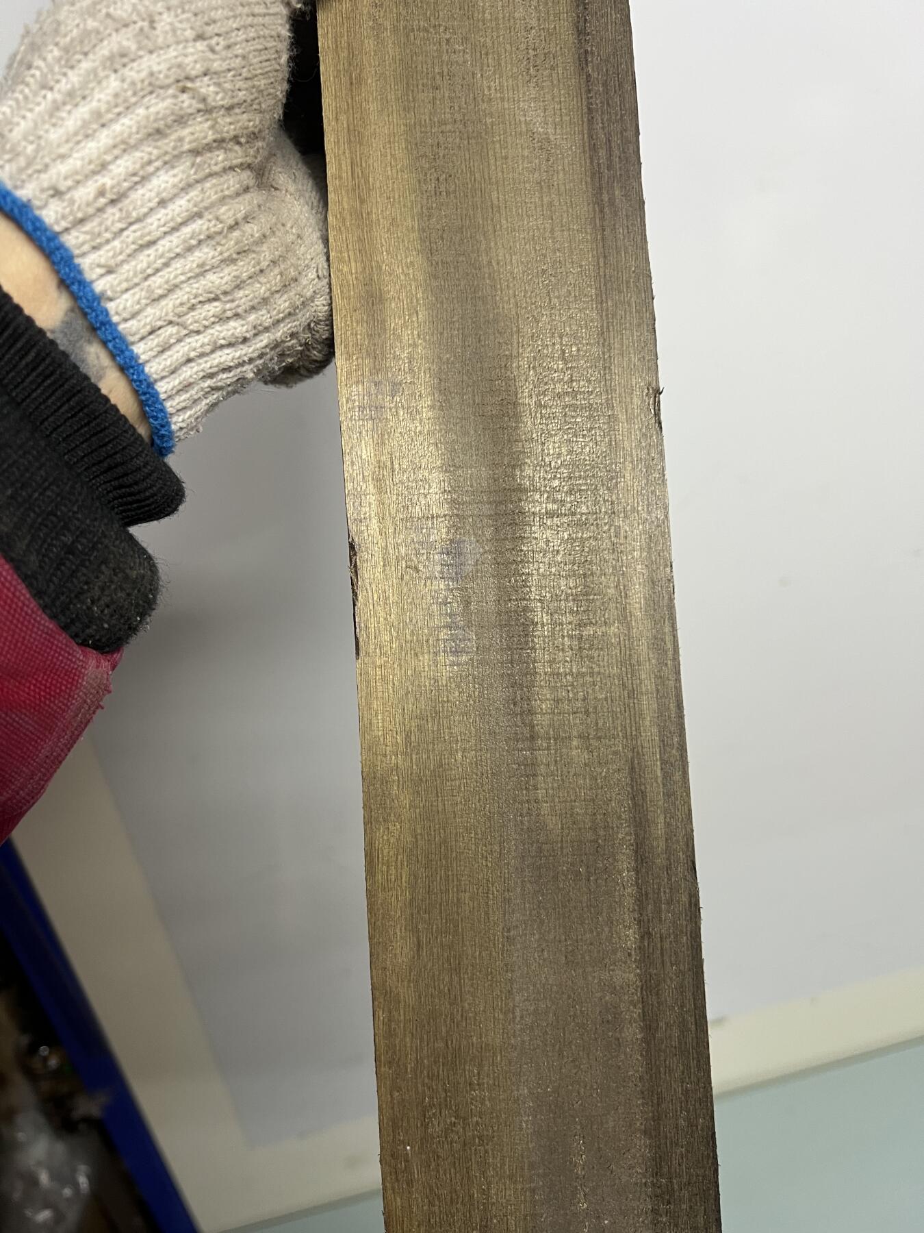 零元拍：NO.15 乌木金丝楠 可做镇尺 切牌子，无需打磨就已经金光闪闪。满金丝药香，尺寸约：49.5/7/3.5厚CM。