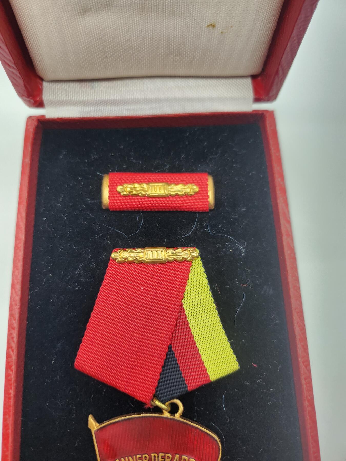 南水社首场拍卖 民主德国三级劳动红旗勋章 章体，盒略均完好