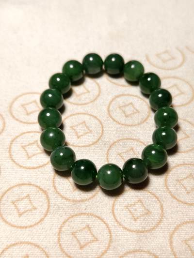 抚柳草堂-第十一期章牌钱币  奖章勋章限时免佣 满百包邮 放漏专场 - 和田玉碧玉圆珠手串 永久保真包过国检 结构紧密丝绢光泽 珠径适中 颜色浓郁 上身效果佳 微有纹裂黑点 珠径(mm):11.7;重量(g):45.5