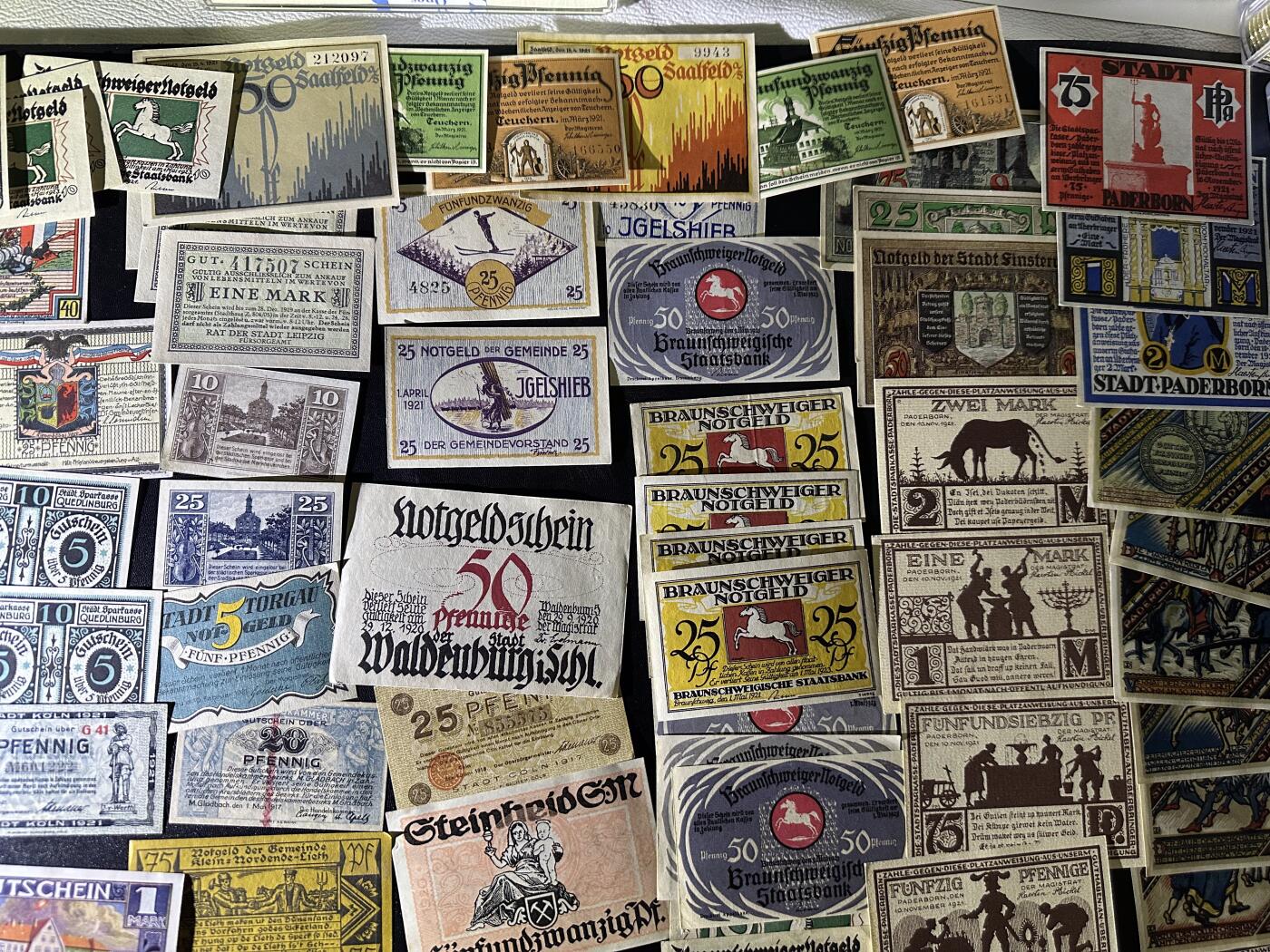 《外钞收藏家》第六百零五期（精选场）（本平台长期征集拍品、欢迎藏友们联系合作） 100多张德国紧急状态货币一起 大部份全新 个别非全新或不绝 如图