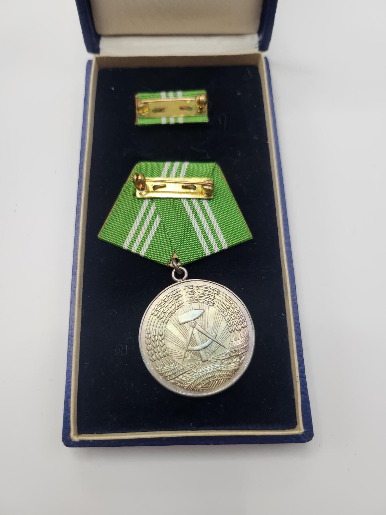 南水社首场拍卖 民主德国内政部银级武装力量忠诚服役10年奖章,盒略齐全完好，章体上挂别针有瑕