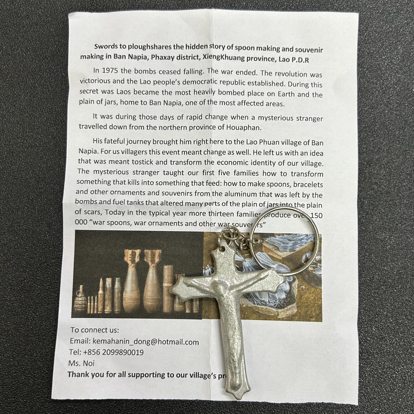 西秦中古拍卖第七十四期 老挝秘密战争纪念品 用秘密战争时期美国空袭老挝坠毁的飞机、空投未爆弹制作的十字架 带说明书