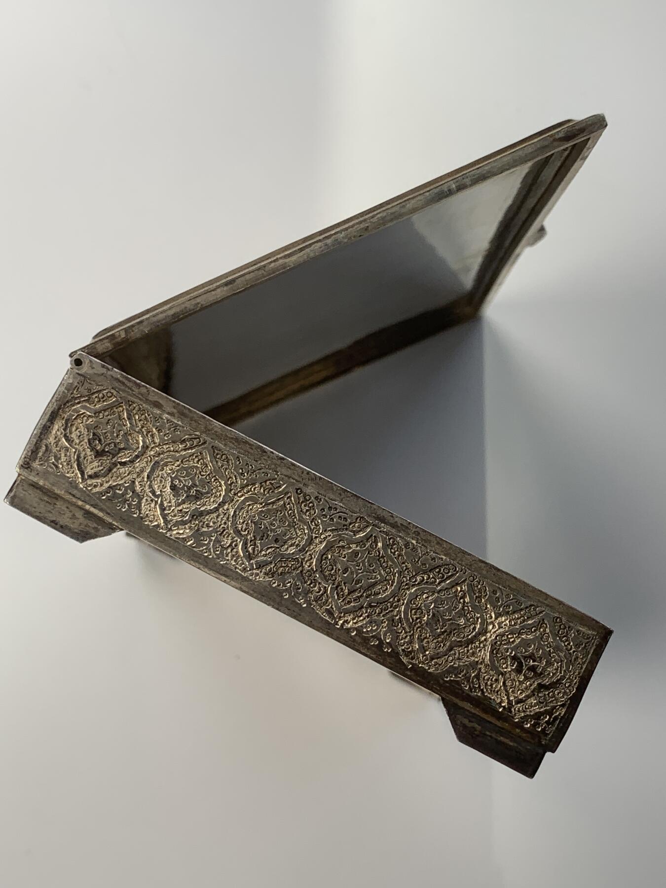 掌中浮雕-藏着的欧洲第051场 伊斯兰满工银盒，16 X 10厘米，高2.80厘米，重376.50克， 表面全手工打制伊斯兰色彩图案,（背面、一个下面角上带银戳）