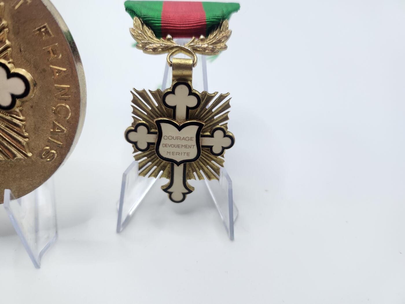 南水社首场拍卖 法国骑士级文化发展奉献功绩勋章和纪念章珐琅有裂纹 品相如图