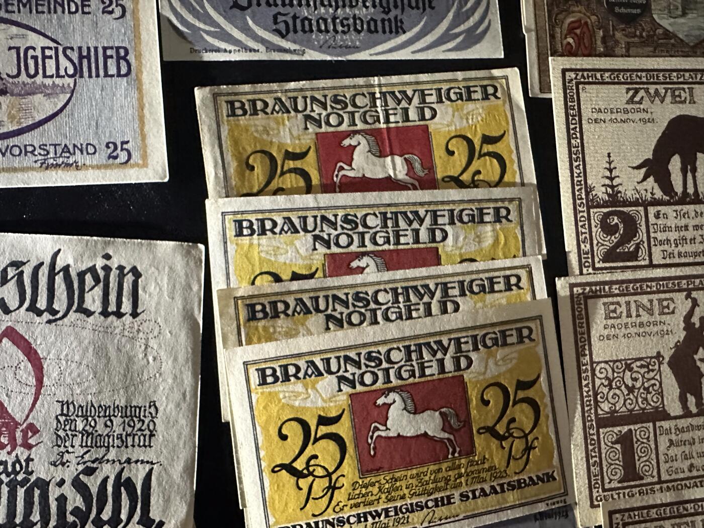 《外钞收藏家》第六百零五期（精选场）（本平台长期征集拍品、欢迎藏友们联系合作） 100多张德国紧急状态货币一起 大部份全新 个别非全新或不绝 如图