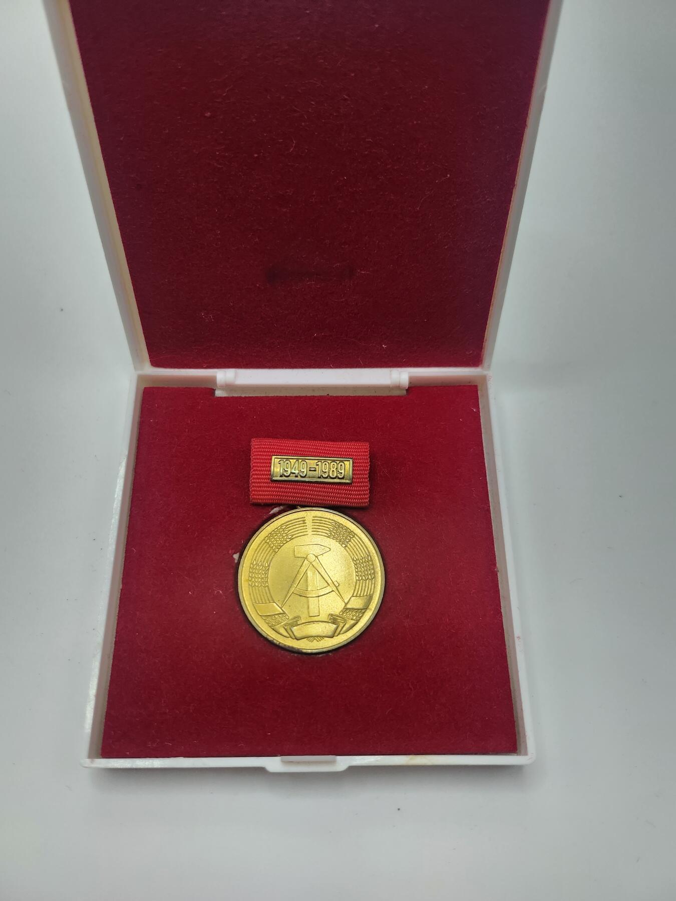 南水社首场拍卖 民主德国建国40周年纪念奖章 章体盒均完好