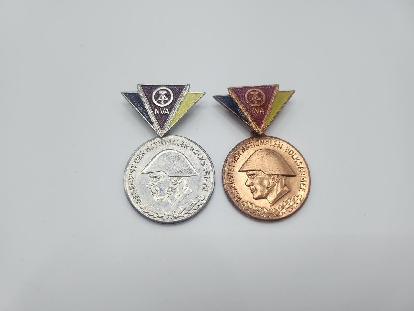 南水社首场拍卖 民主德国预备役军官奖章 铜级银级一组