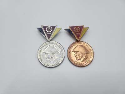 南水社首场拍卖 - 民主德国预备役军官奖章 铜级银级一组