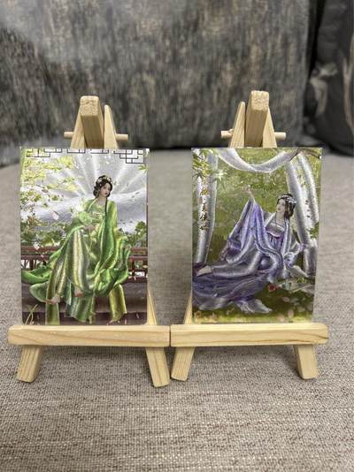 喜灰玩卡拍卖第四期，接代拍，免佣金帮卡友们拍卖，欢迎送拍，释放现金流，让自己有资金可以购买更多喜欢的卡牌，让别的卡友能淘到更多心仪的卡牌 - 卡德曼 兰心绘夏侯娇、朱佩兰折光两张