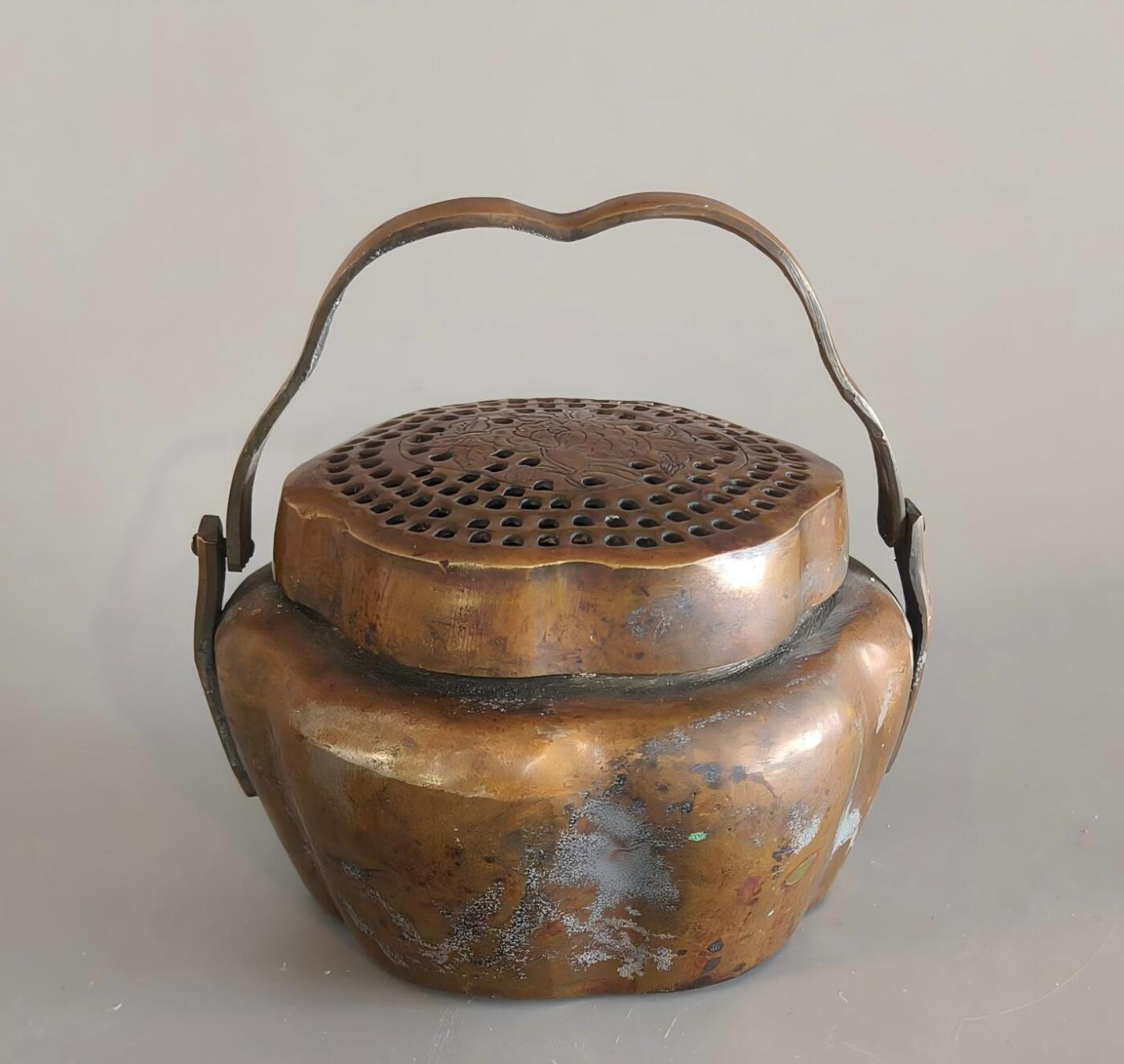 上海都达杂项专场九（全场包邮） 清 铜刻花卉海棠形手炉1-274