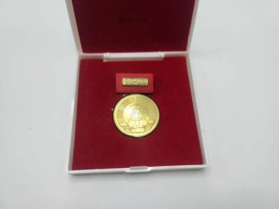 南水社首场拍卖 - 民主德国建国40周年纪念奖章 章体盒均完好