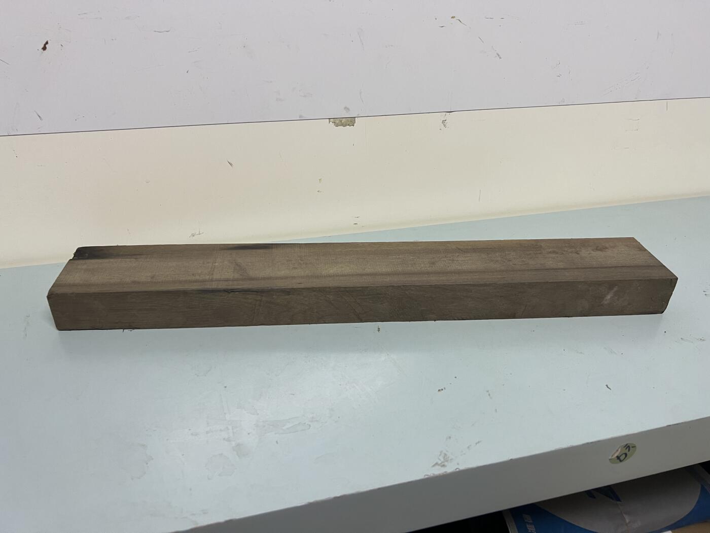 零元拍：NO.15 乌木金丝楠 可做镇尺 切牌子，无需打磨就已经金光闪闪。满金丝药香，尺寸约：49.5/7/3.5厚CM。