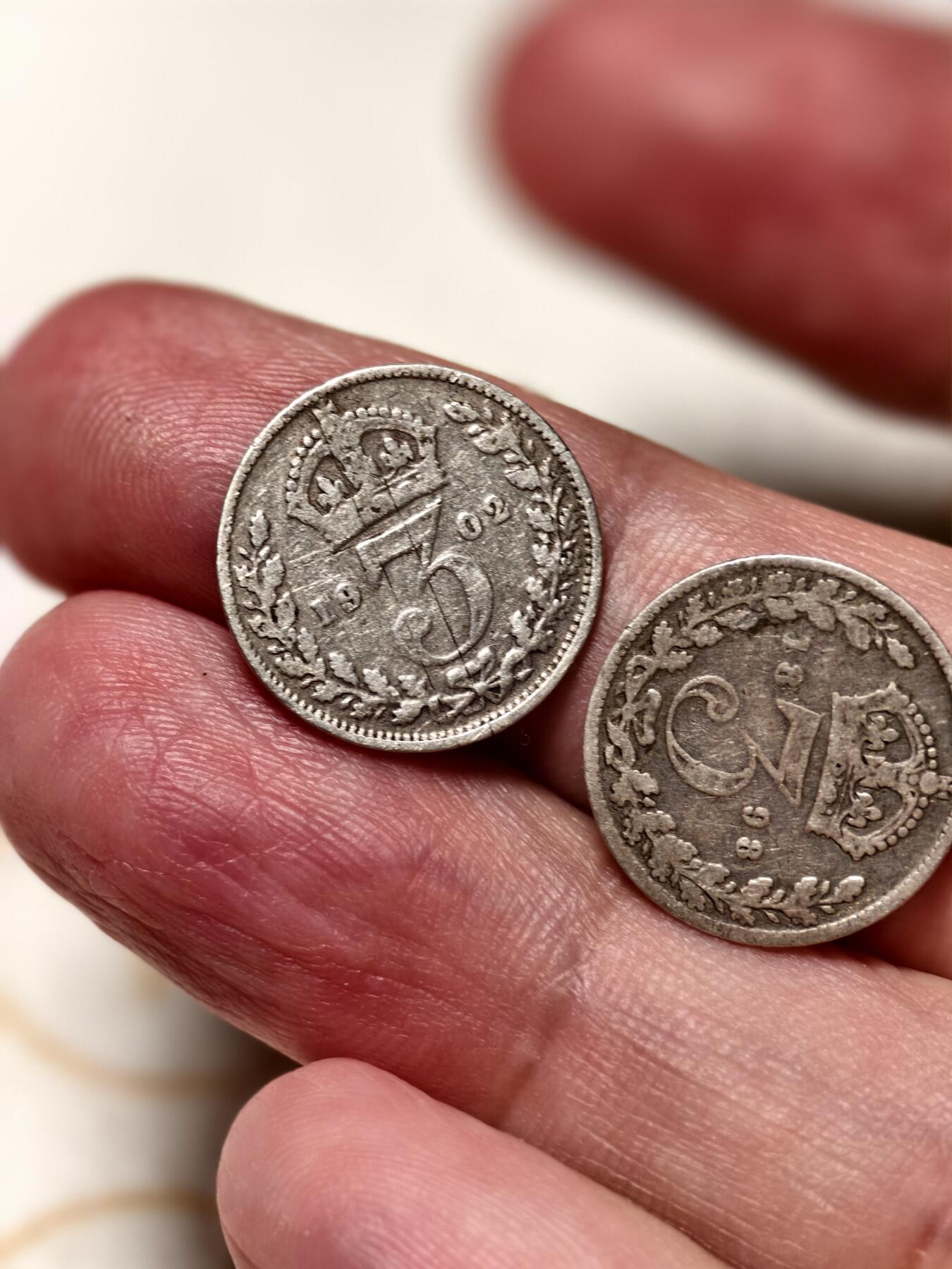 抚柳草堂-第十一期章牌钱币  奖章勋章限时免佣 满百包邮 放漏专场 1898 1902维多利亚 爱德华七世3便士银币两枚 流通好品 重2.6g