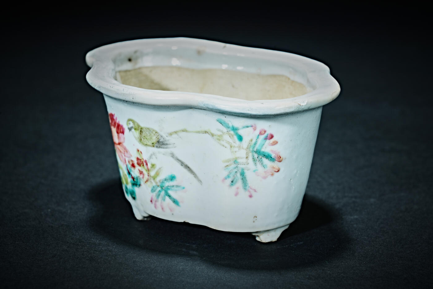 上海都达杂项专场九（全场包邮） 民国 子文作 花鸟纹海棠形花盆1-447