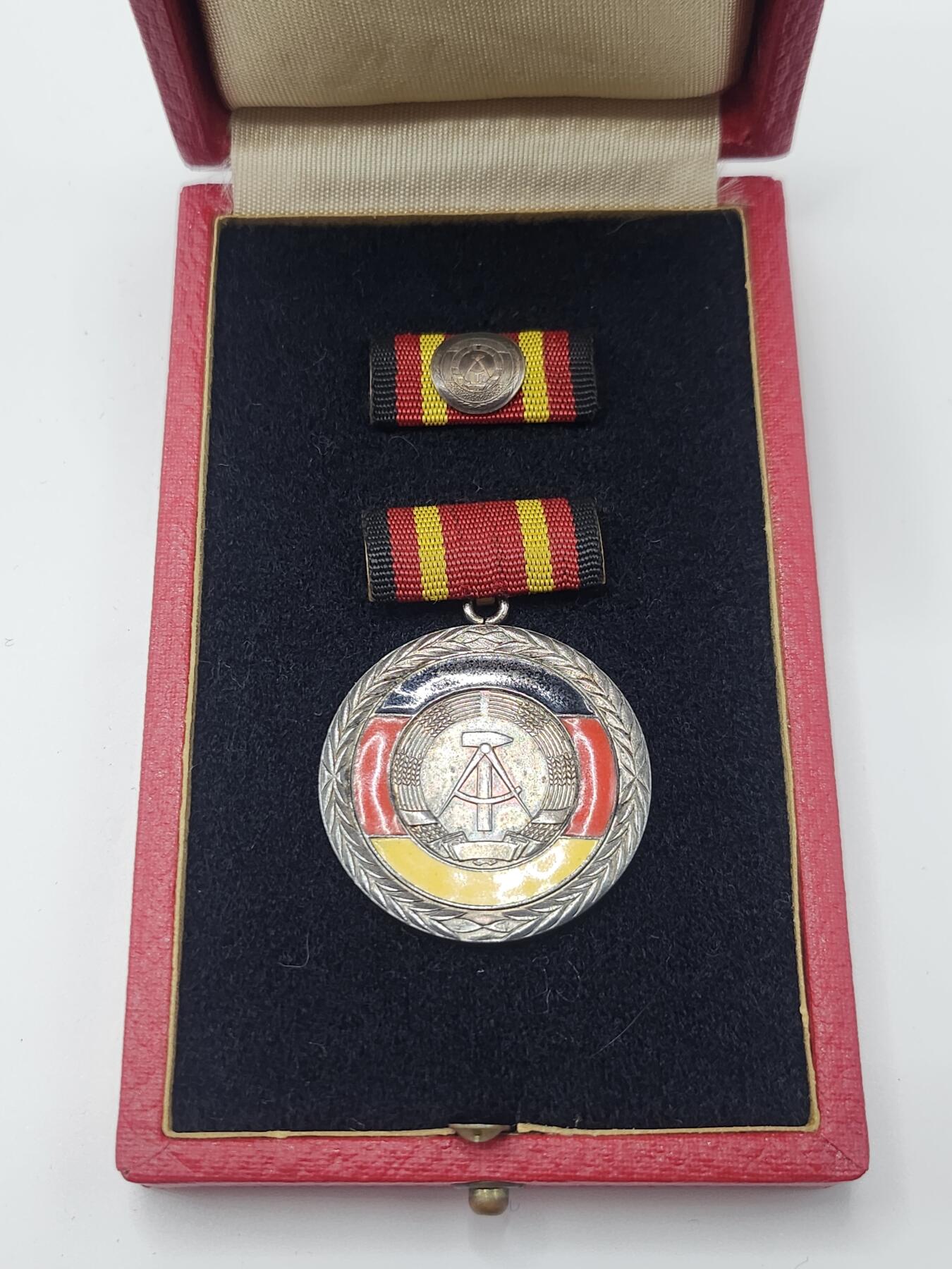 南水社首场拍卖 民主德国 DDR功勋服务奖章珐琅版（东德最高级别奖章）1959年6月4日设立 民主德国国家荣誉，盒略，章体均完好