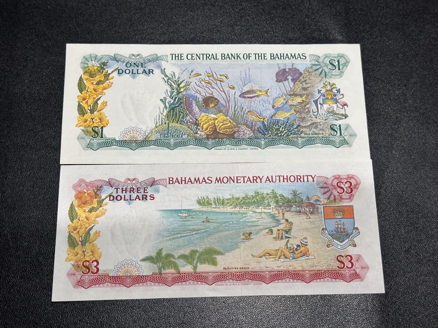 《外钞收藏家》第六百零五期（精选场）（本平台长期征集拍品、欢迎藏友们联系合作） 巴哈马女王彩背版1和3元 2张一起 UNC-