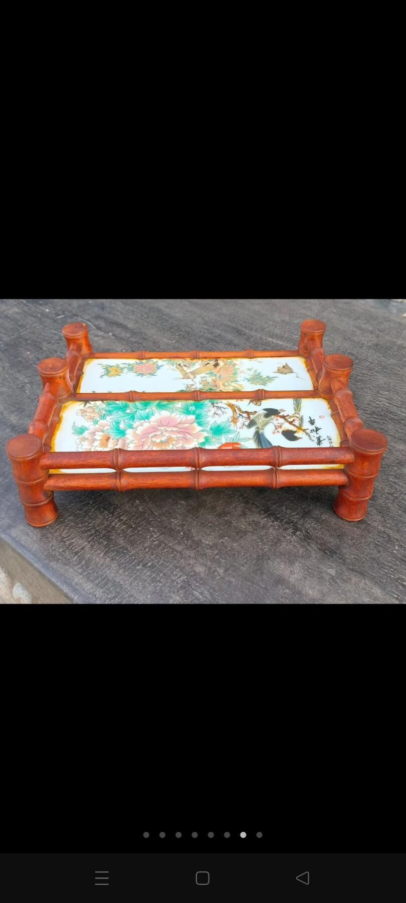 黄花梨木竹节工，连体瓷板画，富贵和平，小茶桌一件。小巧精致，做工线条优美，大有明式傢俱风格。瓷板画，画工精湛，惟妙惟肖活灵活现，值得拥有。 尺寸长宽高31/28/8Cm。