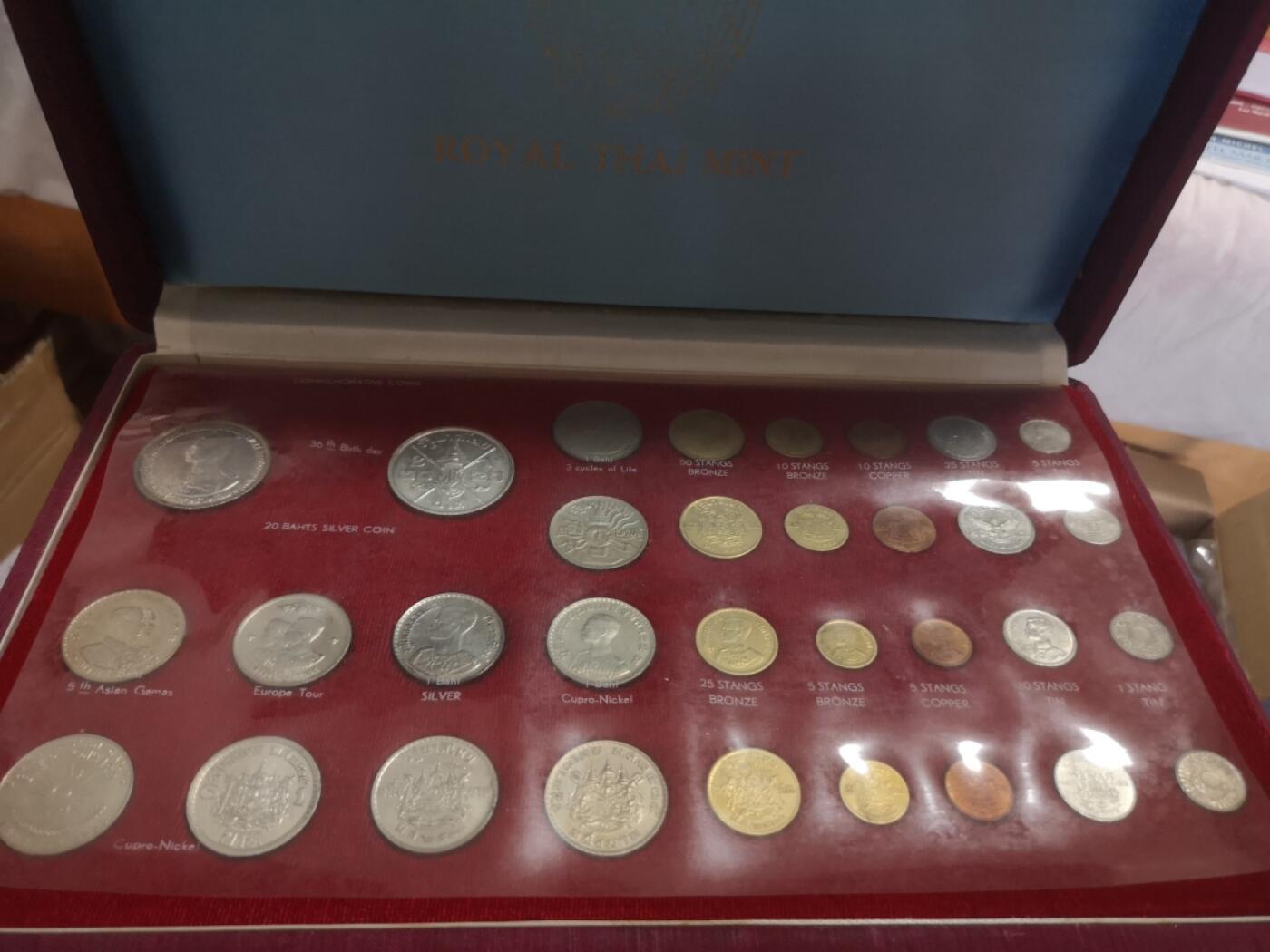 长老汇蛇年精选第九十七场拍卖 泰国皇家造币厂礼品币红盒32枚，含两枚拉玛九世大银币，共40克750银