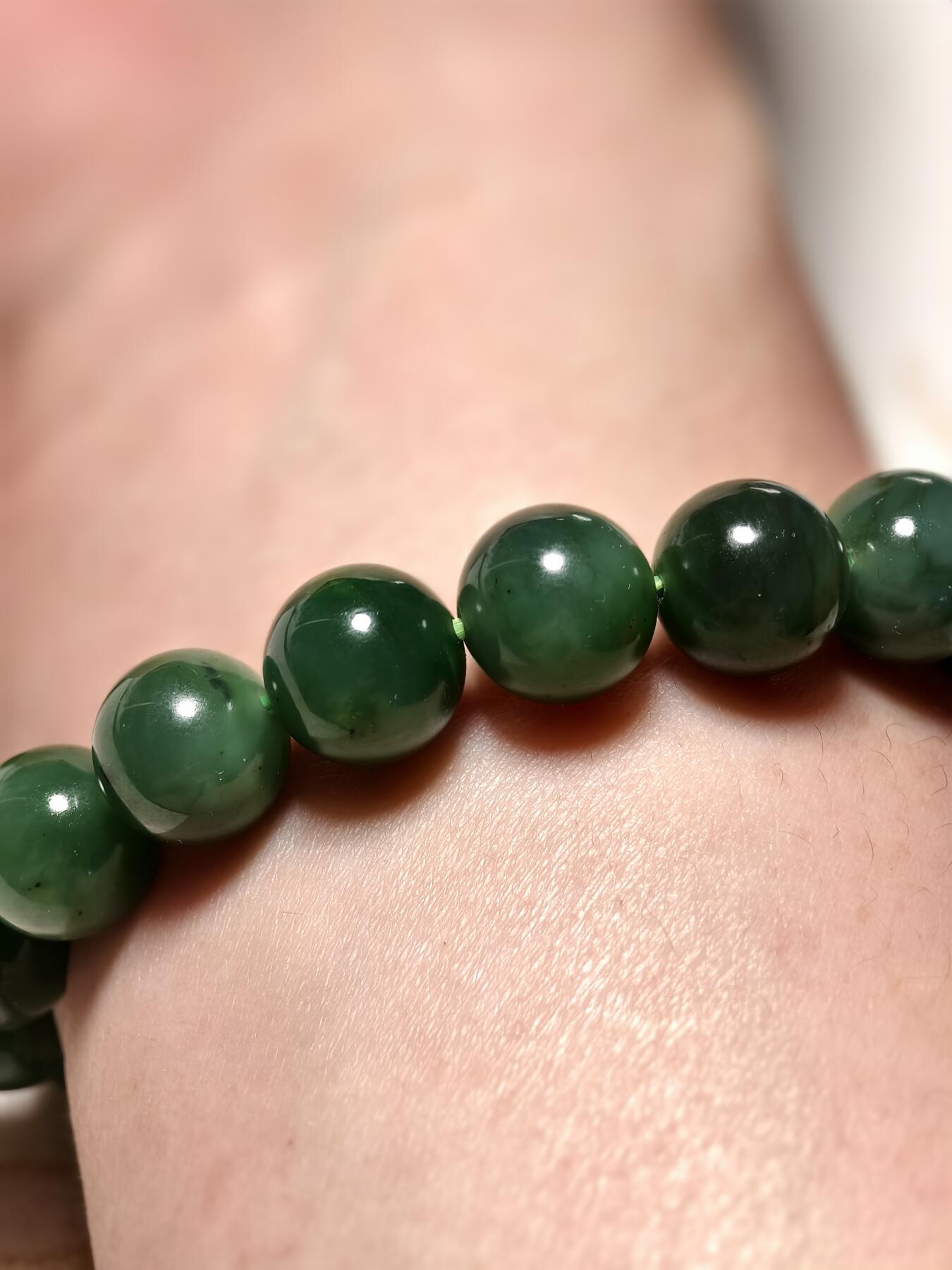 抚柳草堂-第十一期章牌钱币  奖章勋章限时免佣 满百包邮 放漏专场 和田玉碧玉圆珠手串 永久保真包过国检 结构紧密丝绢光泽 珠径适中 颜色浓郁 上身效果佳 微有纹裂黑点 珠径(mm):11.7;重量(g):45.5