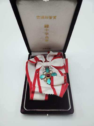 南水社首场拍卖 - 交通绿十字金章 盒体绶带完好 本体纯银珐琅制，镶嵌红玻璃，珍珠，章体背面有氧化 