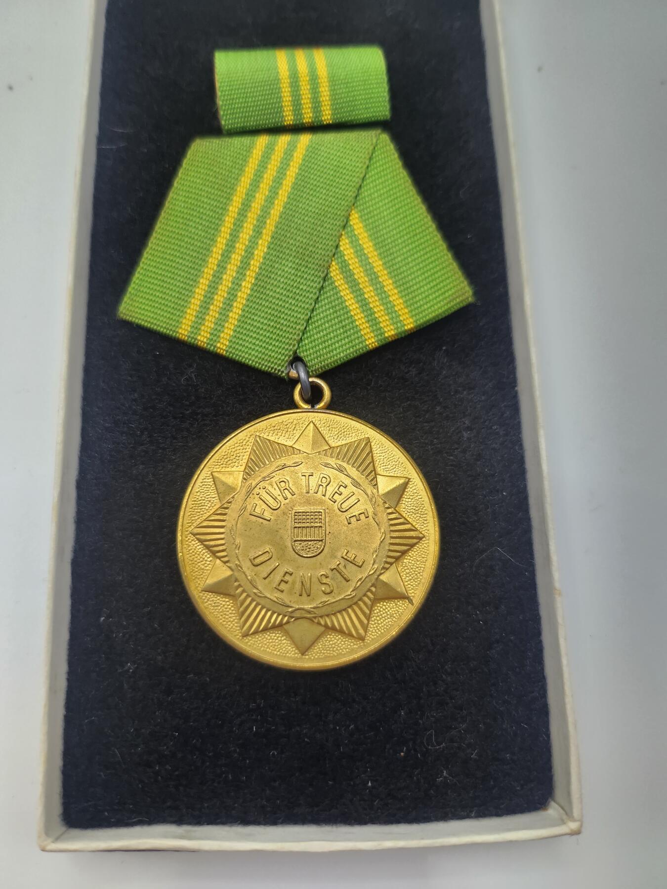 南水社首场拍卖 民主德国内政部金级武装力量忠诚服役15年奖章，章体盒略均完好