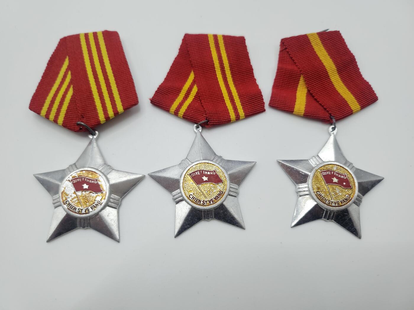 南水社首场拍卖 越南一二三级光荣战士奖章铝制版本 一二级为软挂 三级为硬挂