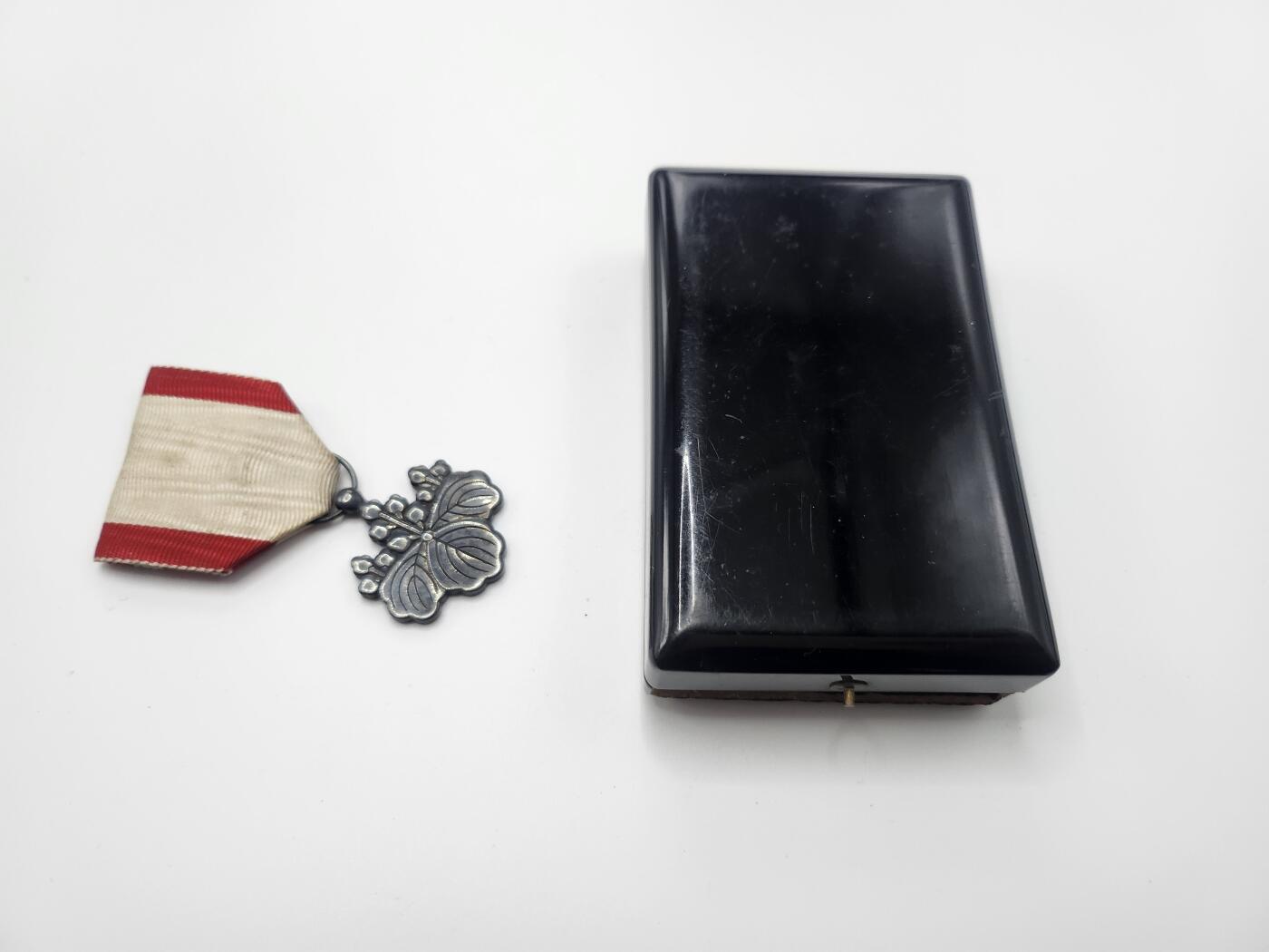 南水社首场拍卖 白叶，章体有氧化痕迹，盒子有破损