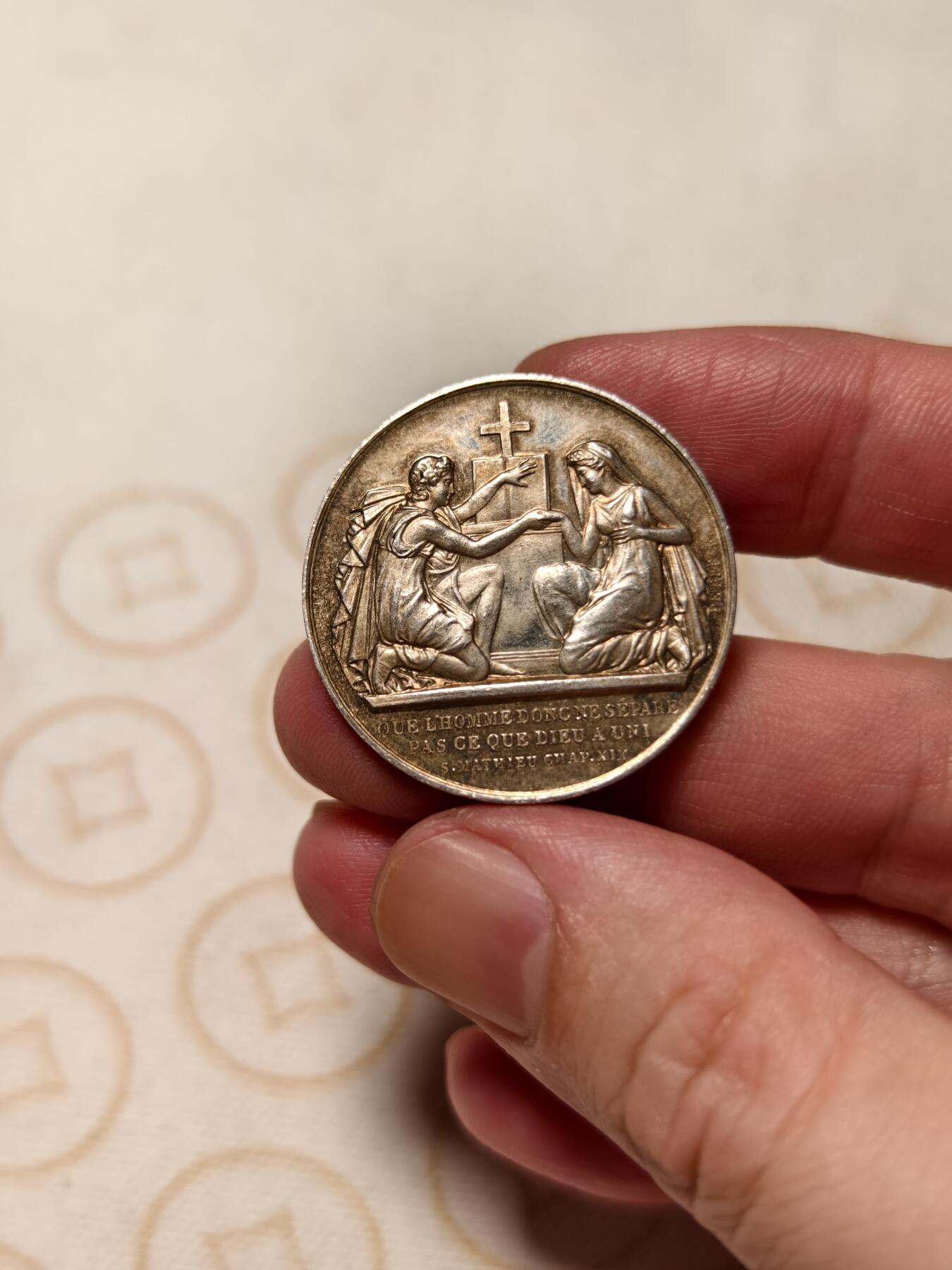 抚柳草堂-第十一期章牌钱币  奖章勋章限时免佣 满百包邮 放漏专场 1874法国婚姻与爱情纪念银章 蜜蜂边铭 950高银重14.5g淡彩包浆手刻花押 难得好品