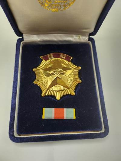 南水社首场拍卖 - 在日本朝鲜人联合总会劳动奖章，章体盒略均完好，品相完好