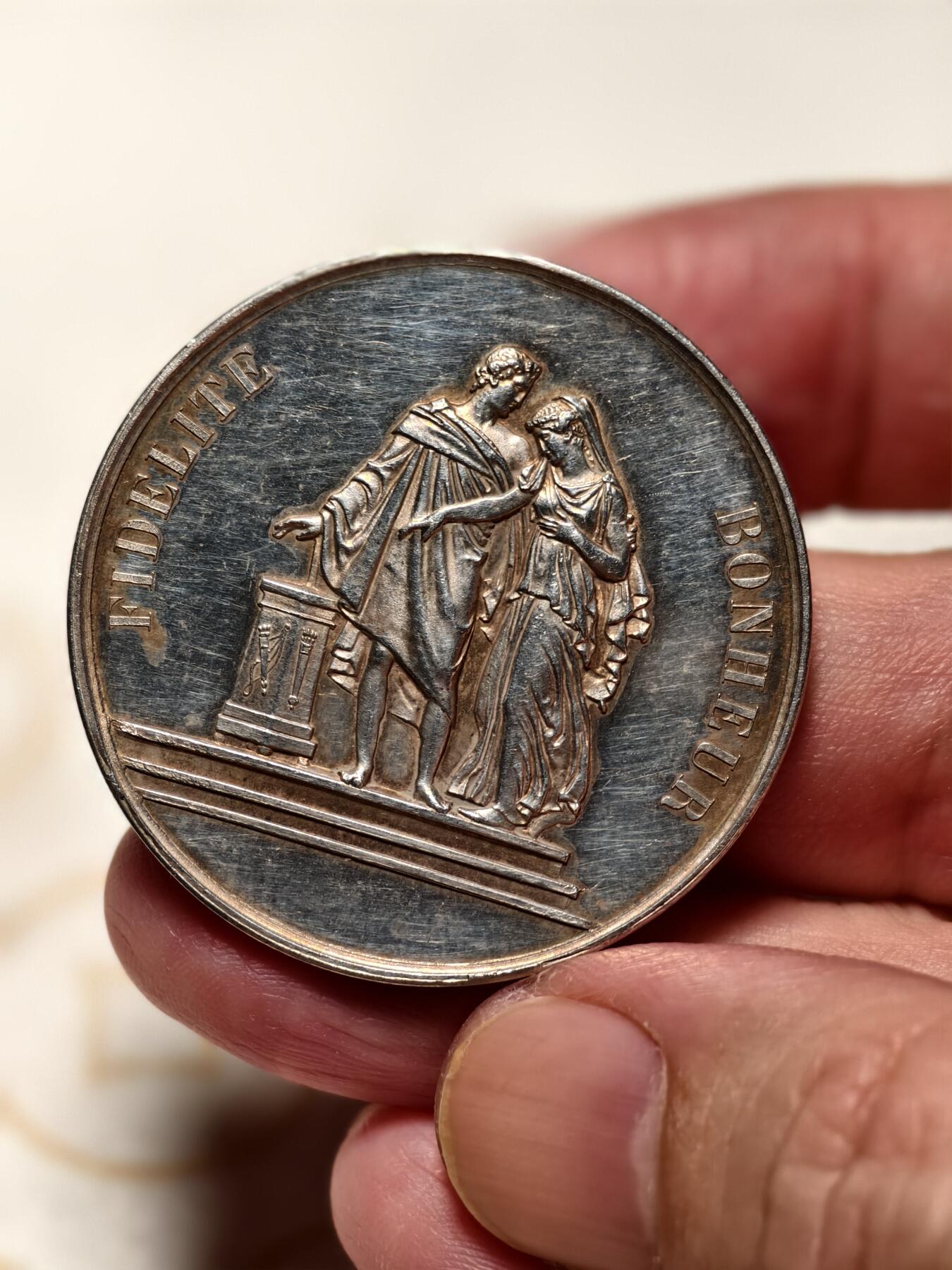 抚柳草堂-第十一期章牌钱币  奖章勋章限时免佣 满百包邮 放漏专场 1896法国婚姻与爱情纪念银章 大版直径39mm 重25.7g 丰饶角边铭 手刻花押漂亮 镜面光泽 上手极美