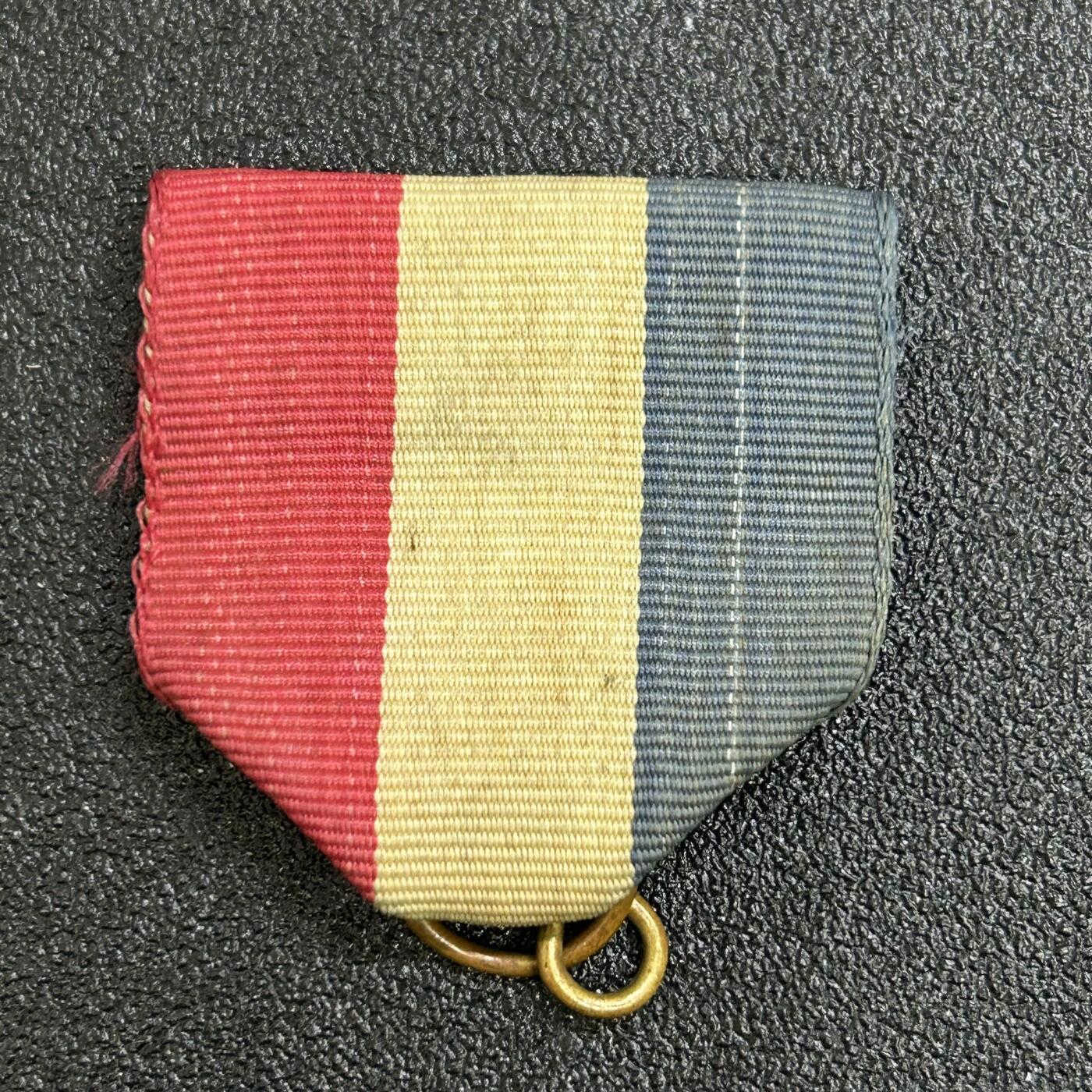 西秦中古拍卖第七十四期 早期红白蓝色绶带 别针瑕疵 可以用来拯救没有绶带的民国徽章或者军校章