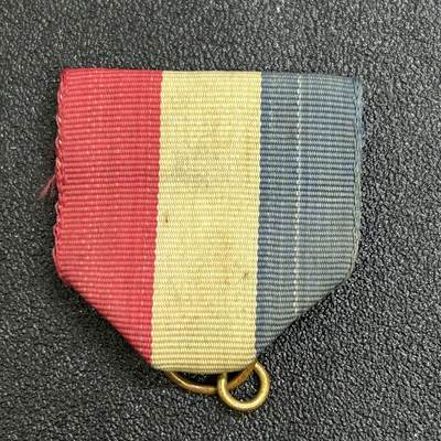 西秦中古拍卖第七十四期 - 早期红白蓝色绶带 别针瑕疵 可以用来拯救没有绶带的民国徽章或者军校章