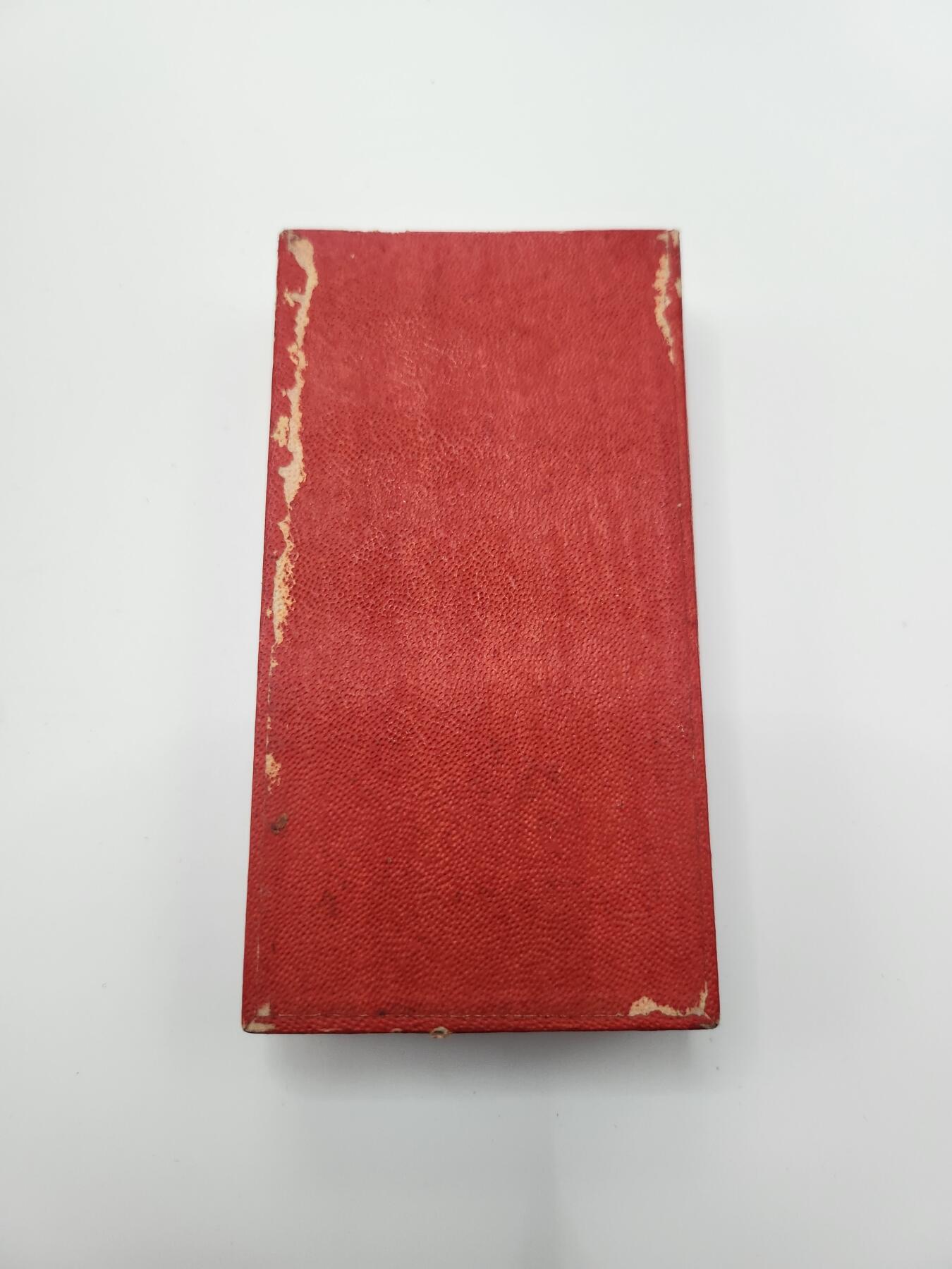 南水社首场拍卖 国境事变从军记章（诺门坎）。绶带上部有褪色痕迹，盒子有部分脱皮，章体品相如图。