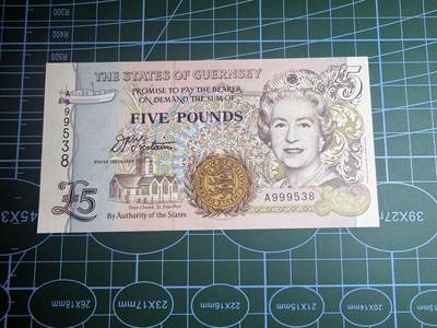 【炜奕收藏】，第五十八期，英属第三场 - 1996年根西岛5镑，UNC品相，稀少A冠关门号码无47尾8