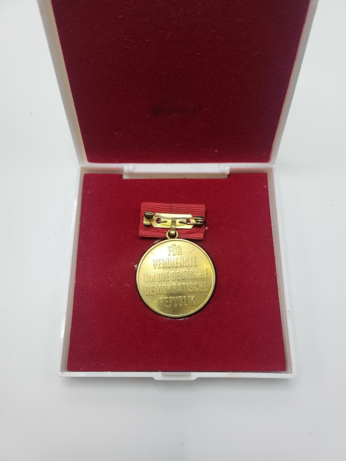 南水社首场拍卖 民主德国建国40周年纪念奖章 章体盒均完好